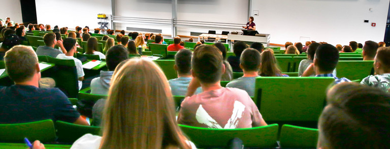 Studierende sitzen in einer Vorlesung im Hörsaal.